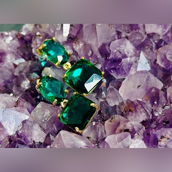 New emerald Cubic Zirconia (nickle-free) gold plated earrings - Picture 1 of 3